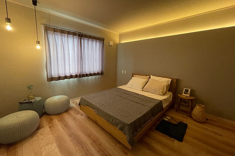 主寝室：アクセントクロスと間接照明でホテルのような落ち着いた雰囲気に。